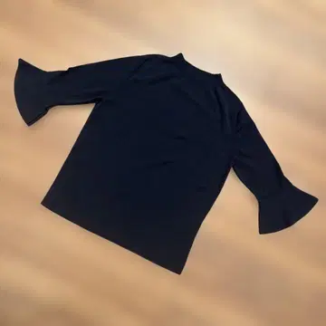 소에주 플레어 소매 하이넥 상의