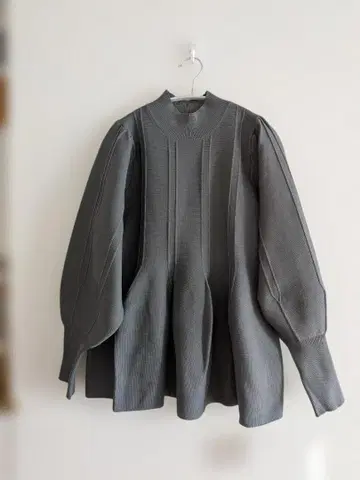 새상품*deux amour 그레이 하이넥 페플럼 스웨터 풀오버