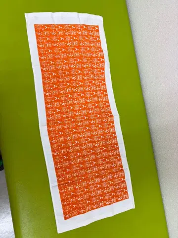 인간 의자 오렌지 반복 패턴 타월