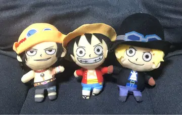 원피스 가방에 맬 수 있는 앉은 봉제 인형 3형제