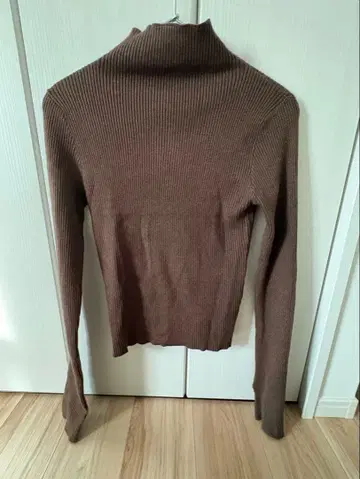 브라운 터틀넥 스웨터