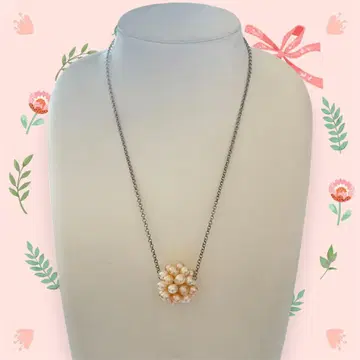 꽃 모양의 펄 목걸이