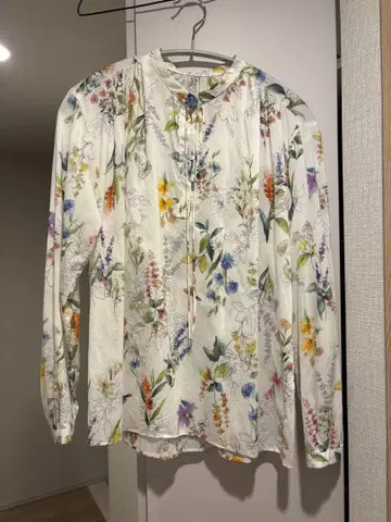 투모로우랜드 꽃무늬 블라우스