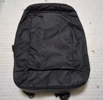 블랙 백팩 심플한 디자인