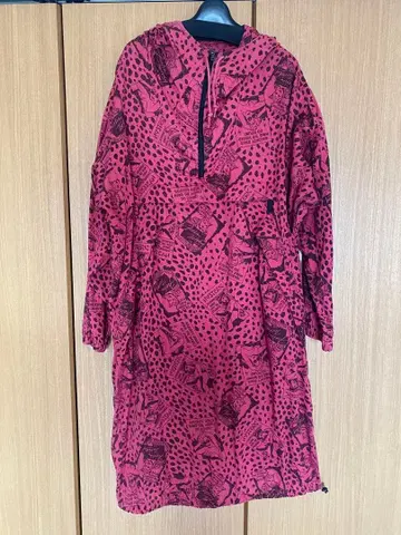 빨간색 도트 무늬 후드 부착 원피스