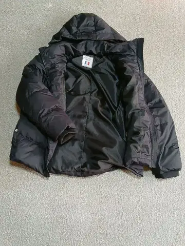 블랙 후드 부착 다운 자켓