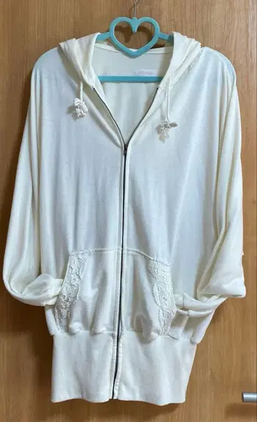 LIZ LISA 아이보리 후드 부착 후드티