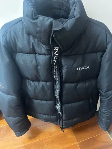 RVCA 블랙 후드 부착 다운 자켓