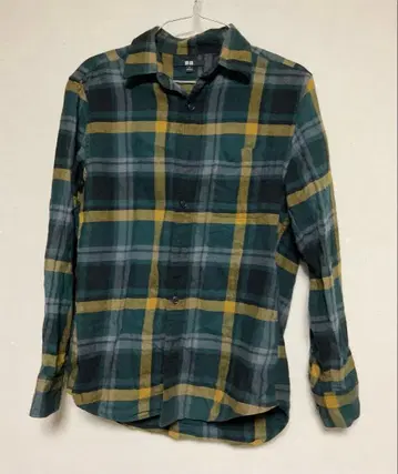 그린과 옐로우 컬러의 체크 무늬 긴팔 셔츠