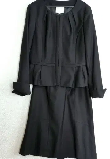 블랙 페플럼 디자인 수트