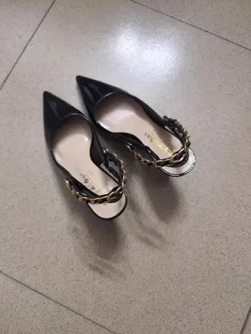 블랙 스틸레토 샌들