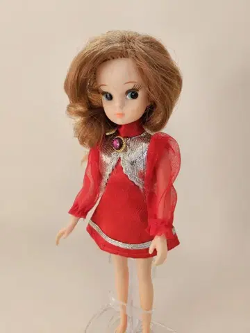 초대 리카짱 인형 본체 오리지널 의상 (빨간색) 착용