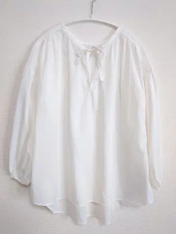 투모로우랜드 긴팔 블라우스 화이트 새상품급