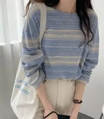 파랑과 베이지 스트라이프 긴팔 니트