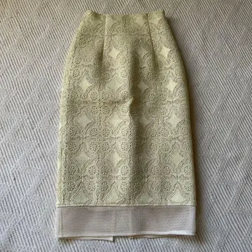 연한 옐로우 컬러 레이스 타이트 스커트 머큐리 듀오