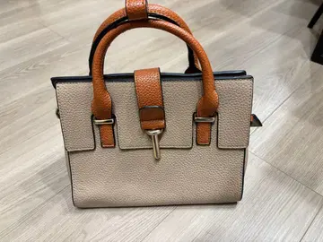 베이지와 브라운의 핸드백