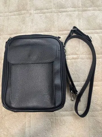 긴자 타니자와 가죽 숄더백 남성용