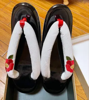 성인식 블랙 화이트 꽃 패턴 자수 조리