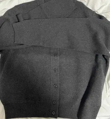 그레이 가디건인 듯