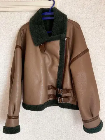 [ 새상품급 ] [ MURUA ] 숏 기장 그린 무스탕 코트