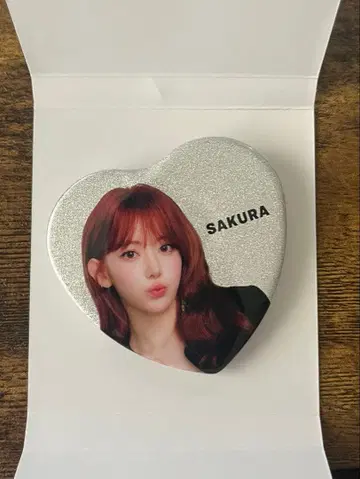 LESSERAFIM easy crazy hot 사쿠라 캔뱃지