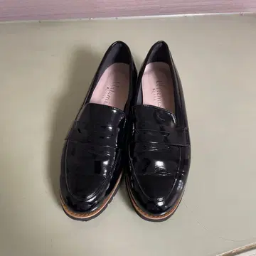 광택 블랙 로퍼