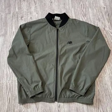 New Balance 올리브 그린 자켓