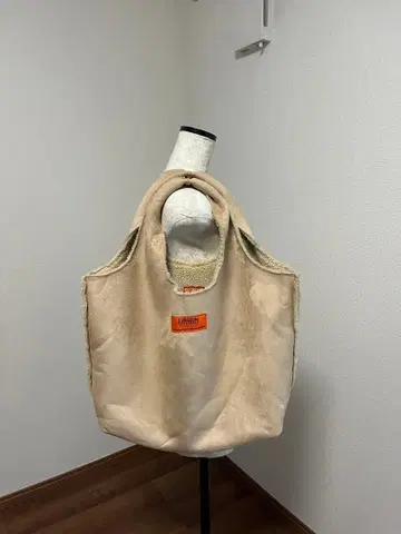 베이지 플리스 토트백 로고 포함