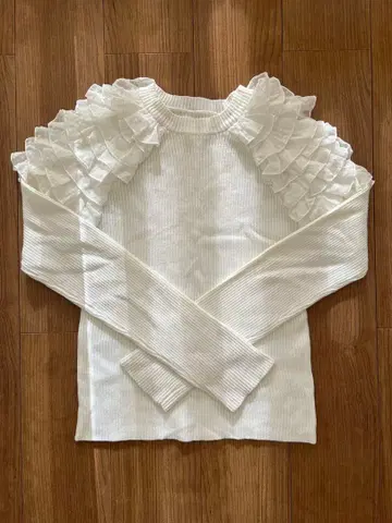bibiy 어깨 프릴 포함 화이트 리브 니트