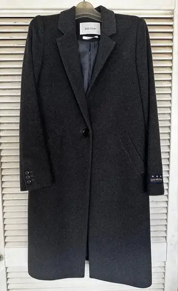 미라 오웬의 다크 그레이 체스터 코트