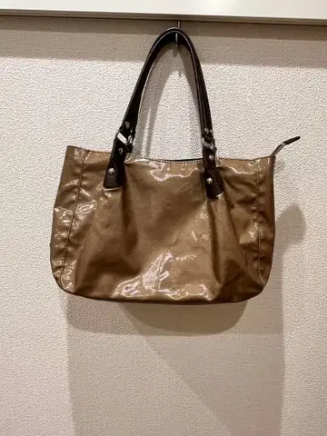 우플라 브라운 계열 광택 토트백