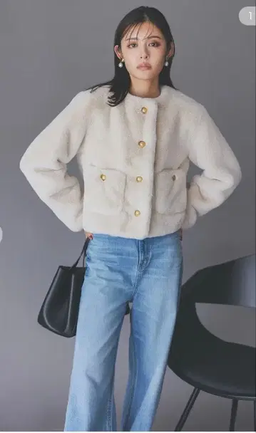 Mila Owen 금장 버튼 크롭 퍼 자켓 새상품급