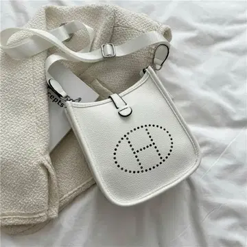 H 로고 펀칭 디자인 숄더백
