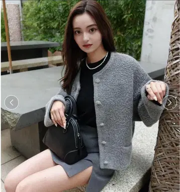 Mila Owen 파일 편직 숏 기장 금장 버튼 니트 자켓