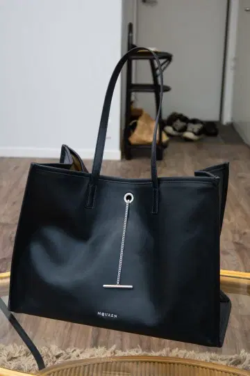 McQueen 펜던트 토트백