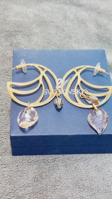 스와로브스키 흔들리는 골드 컬러 귀걸이