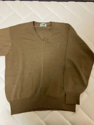 Lacoste 브라운 V넥 니트