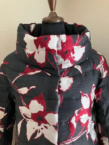 겨울 할인 헬레노 꽃무늬 다운 자켓 (블랙 빨흰 꽃무늬)