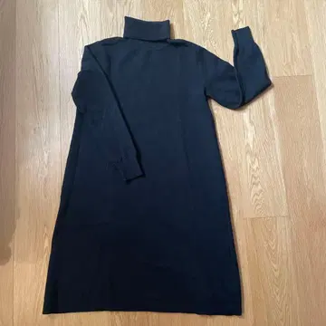 SLOANE 블랙 터틀넥 니트 원피스