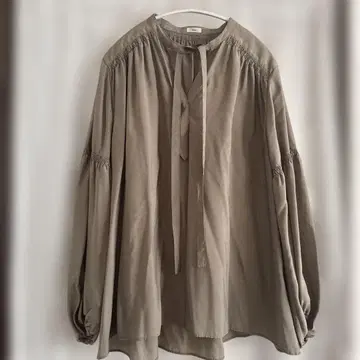 이에나 벌룬 슬리브 보타이 블라우스