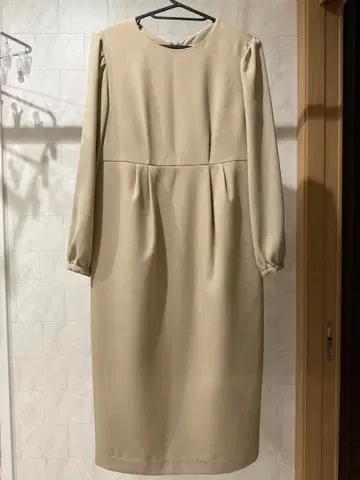 베이지 긴팔 원피스