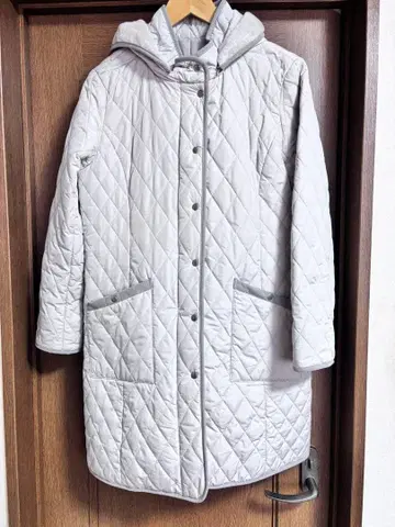 라이트 그레이 퀼팅 후드 부착 롱 코트