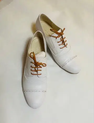 리걸 화이트 가죽 로퍼 구멍 장식 포함