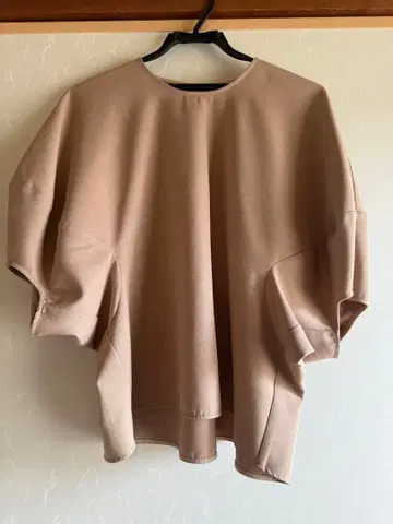 CLANE 베이지 오부 소매 상의