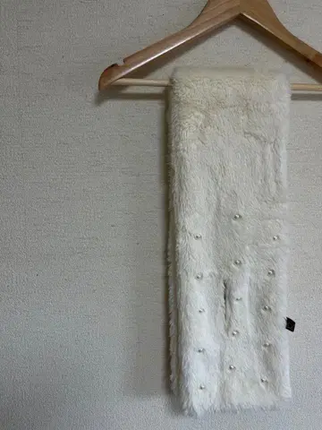 화이트 인조 모피 머플러 펄 장식