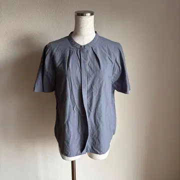 [ &ress ] 밴드 카라 플레어 소매 블라우스