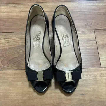 Ferragamo 블랙 오픈토 펌프스 7
