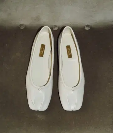 GRISE 레더 스퀘어 플리츠 플랫 23.5