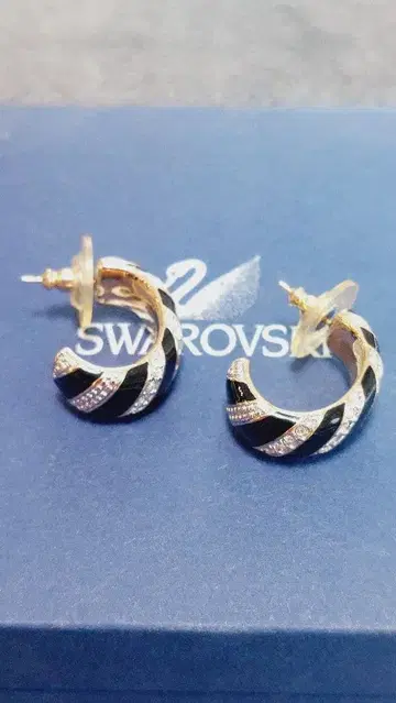 스와로브스키 어른의 골드 컬러 귀걸이