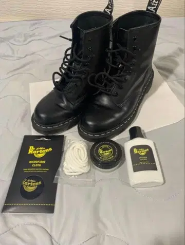 닥터마틴 8홀 화이트 스티치 비품 포함